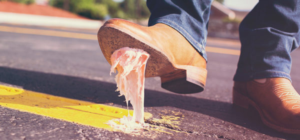 Schuh tritt in Kaugummi