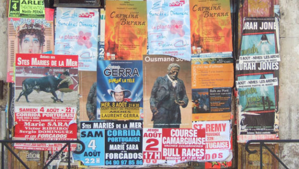 Wand voller Plakate