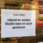 Schild mit Hinweis auf Schließung am Eingang eines Geschäfts